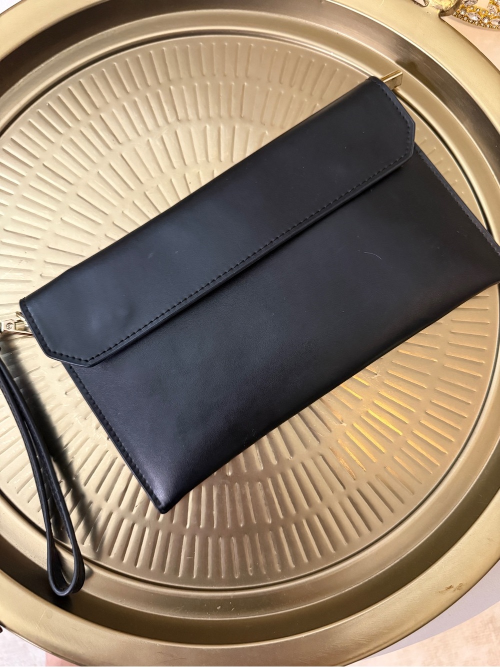 Elegant Black Wristlet Clutch — Sleek Everyday Carry